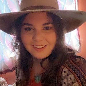 Meet your Posher, Caitlin